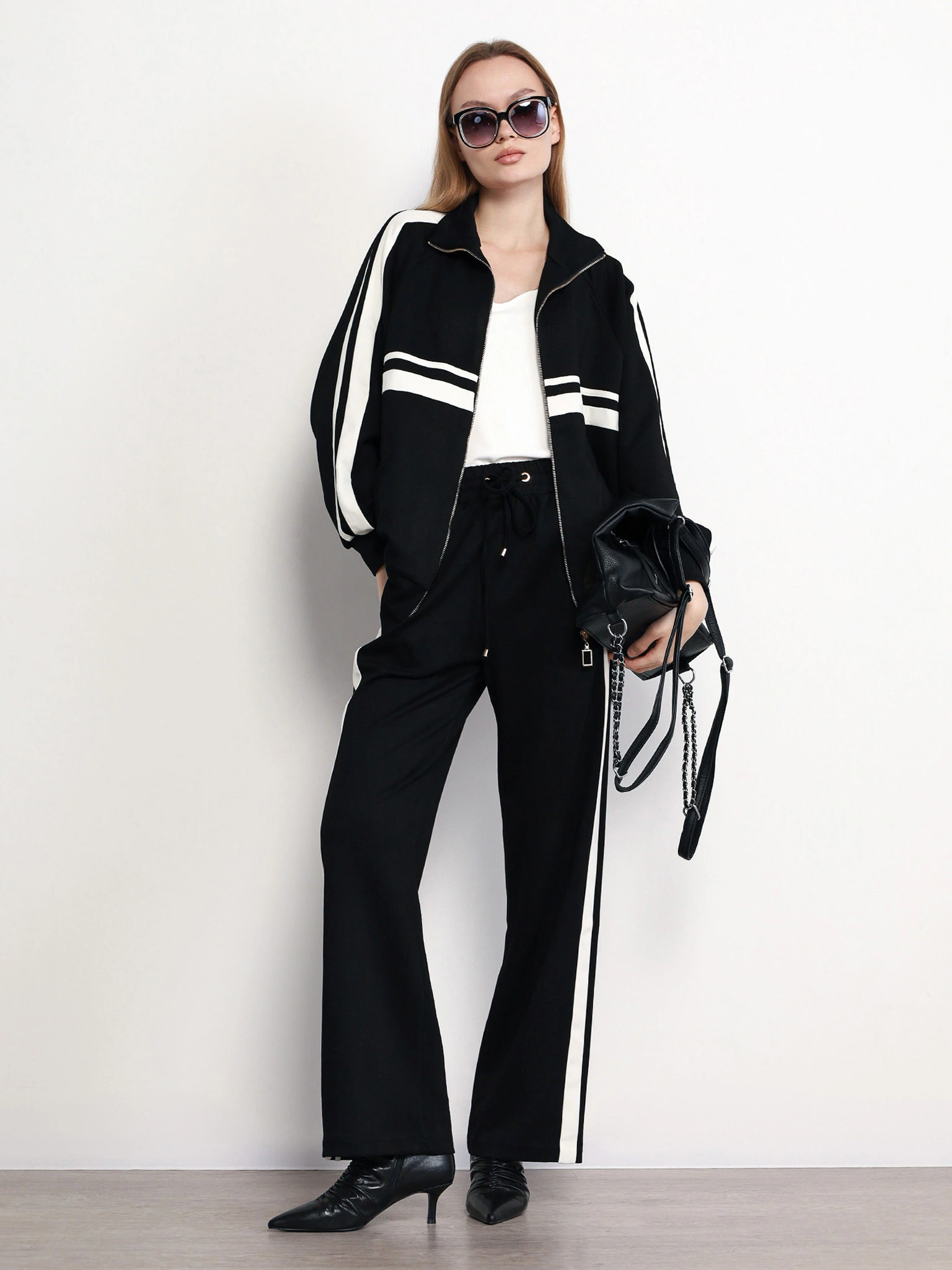 Куртка трикотажная черного цвета прямого кроя